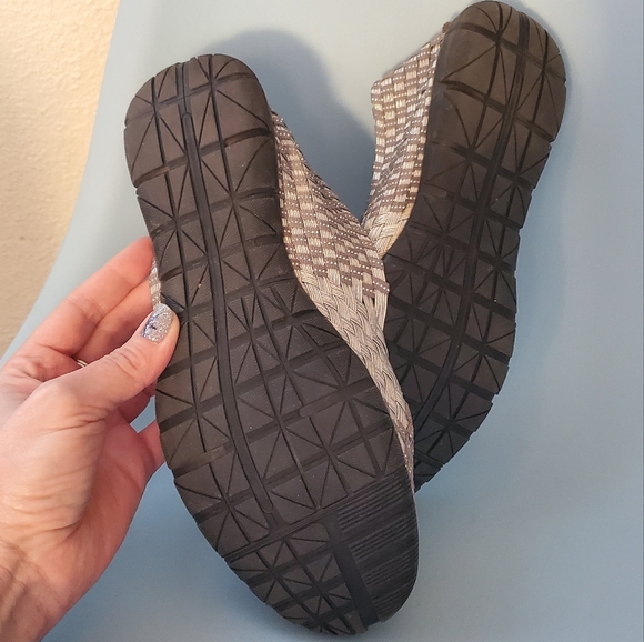 EUC Silver Metallic Mesh Stretchy Ballet Flat Sz 10 Very Comfortable - Picture 7 of 9